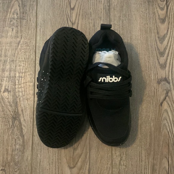 BRAND NEW SHOES - Picture 2 of 3